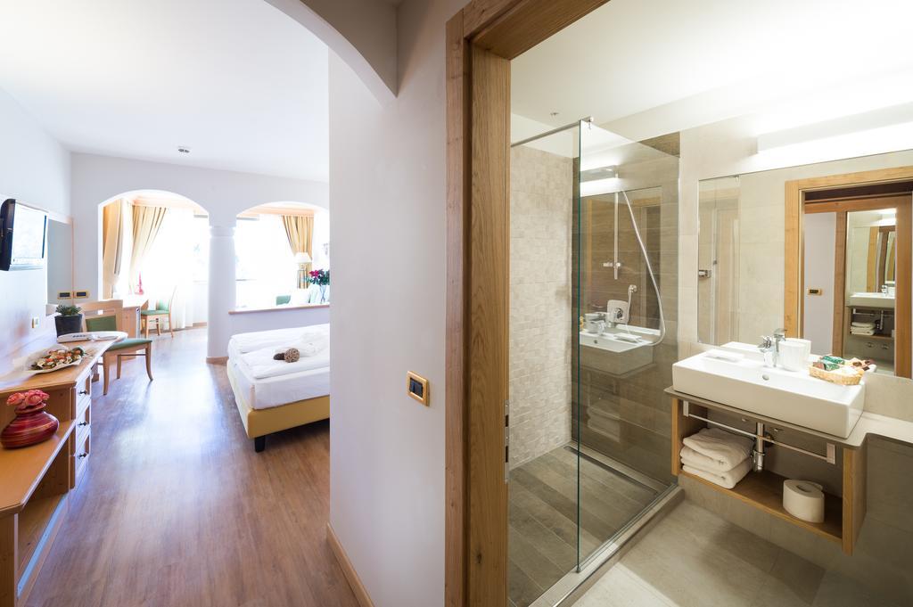 Hotel Ambassador เลวิโกแตร์เม ภายนอก รูปภาพ